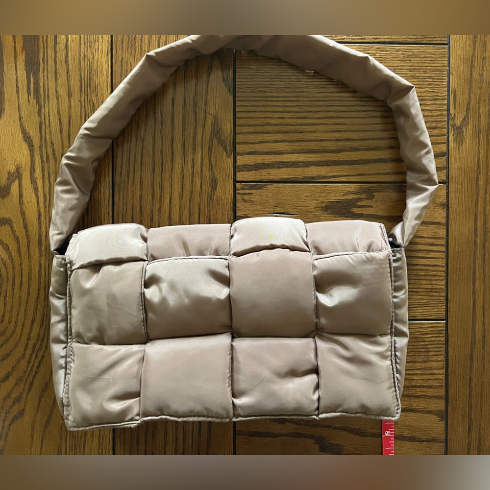 Puffy shoulder bag